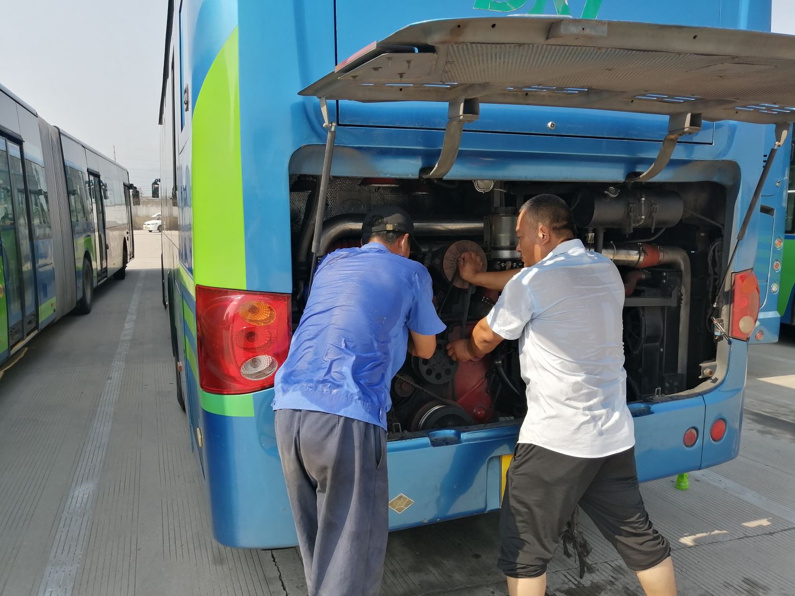 快速公交事業(yè)部機務(wù)人員 “戰高溫斗酷暑保運營(yíng)”