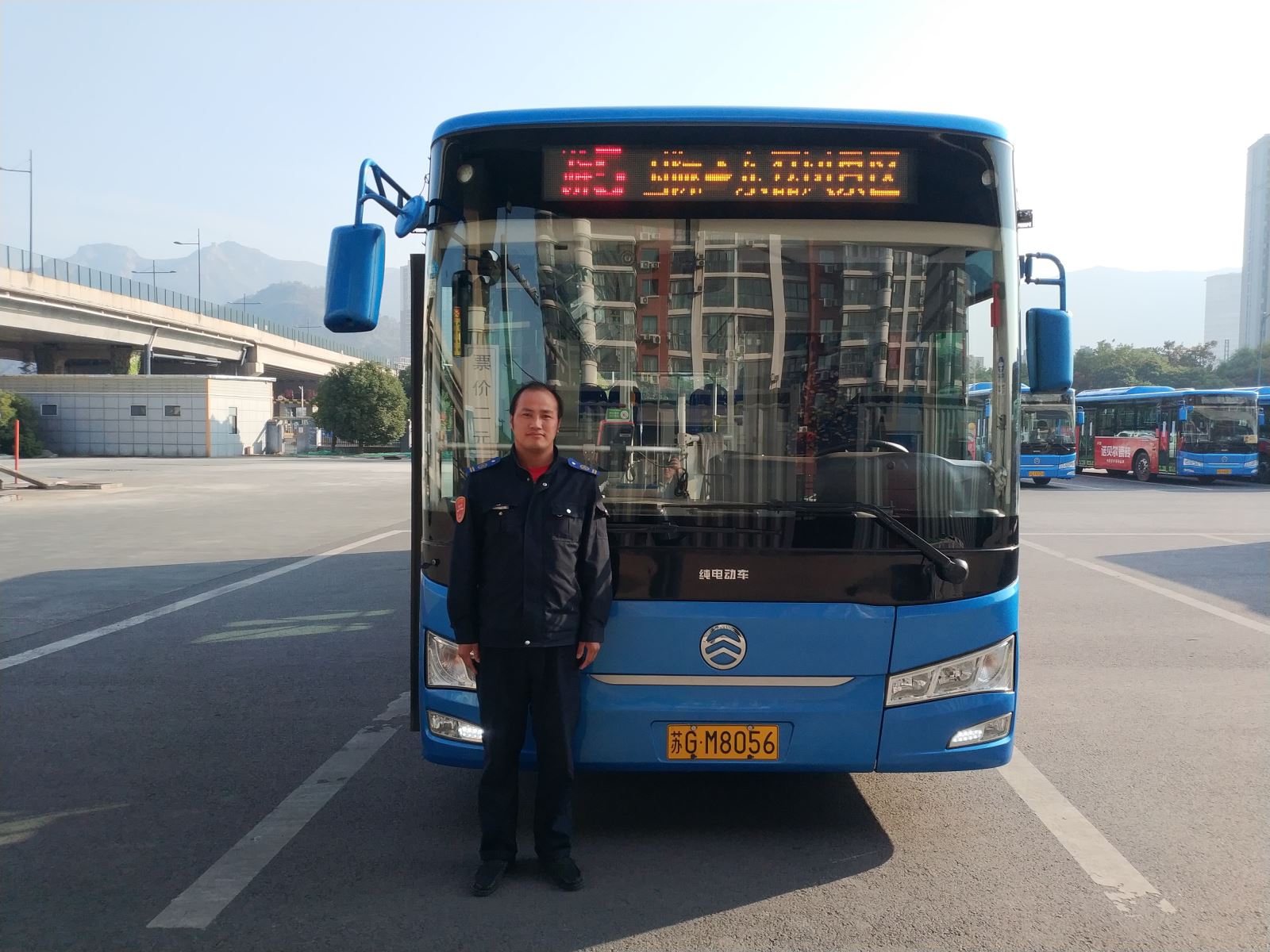 公交集團公交事業(yè)二部113路駕駛員張小波及時(shí)歸還乘客丟失的手機