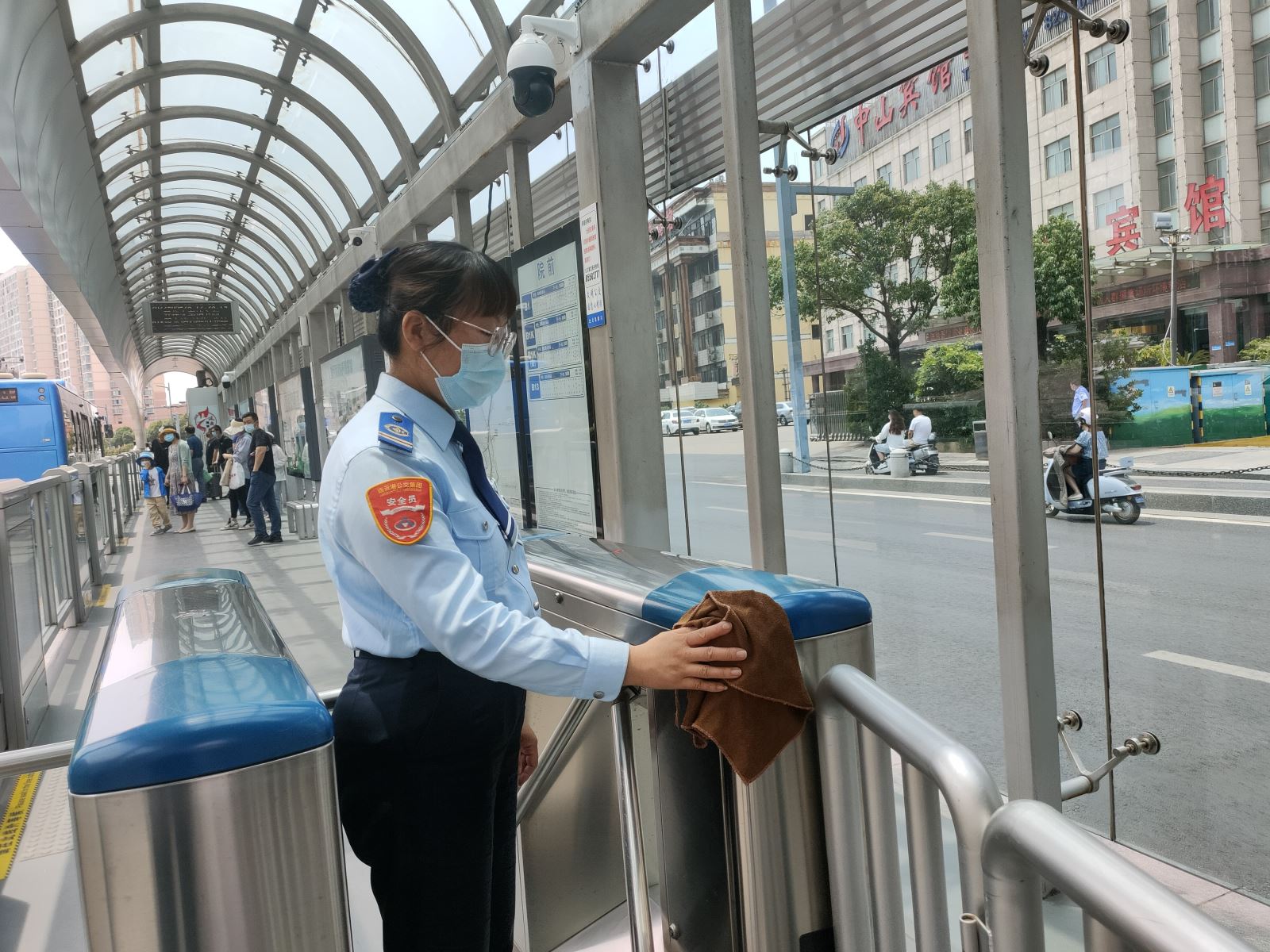 快速公交站務(wù)員接力幫助乘客找到丟失的物品獲稱(chēng)贊