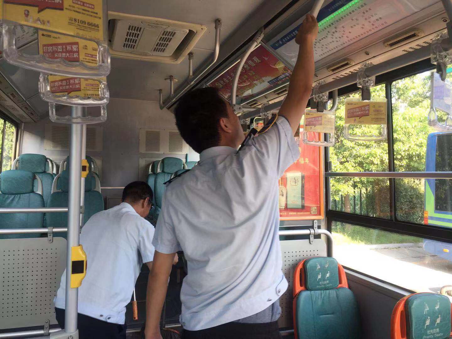 公交集團快速公交事業(yè)部開(kāi)展車(chē)輛衛生大檢查 做好創(chuàng  )文抓手工作