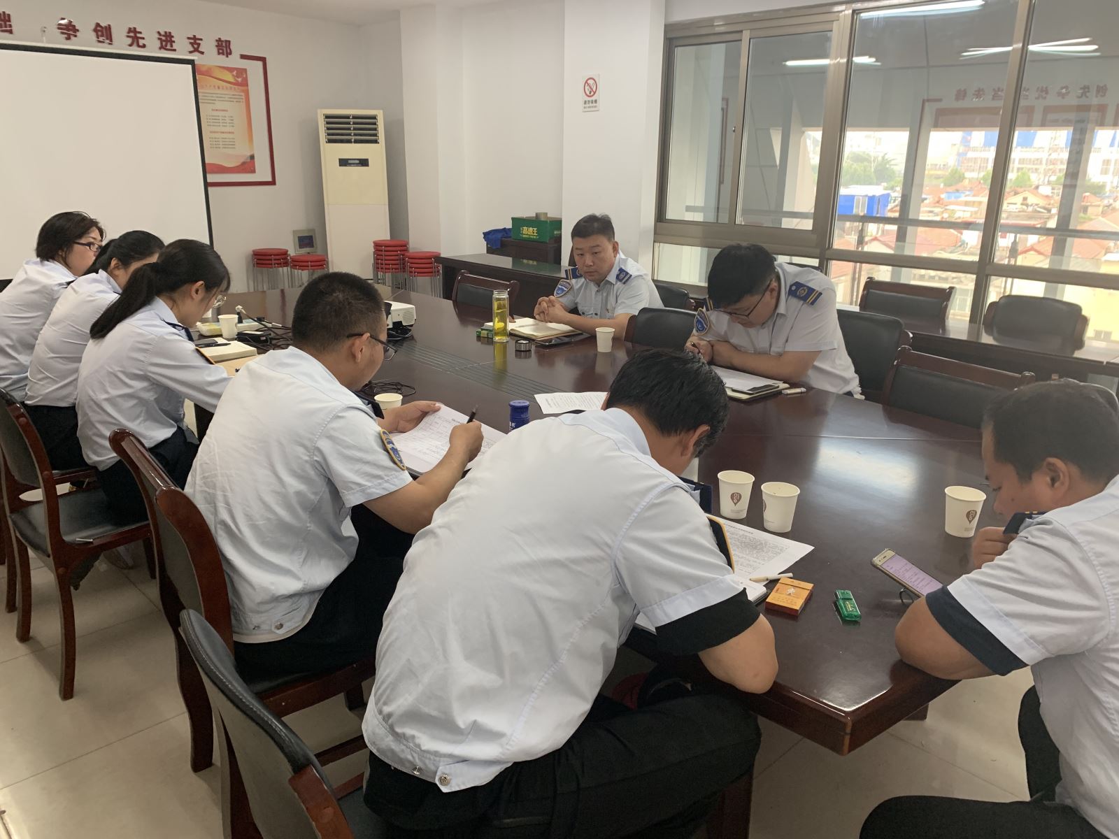 公交集團快速公交事業(yè)部召開(kāi)服務(wù)投訴會(huì )