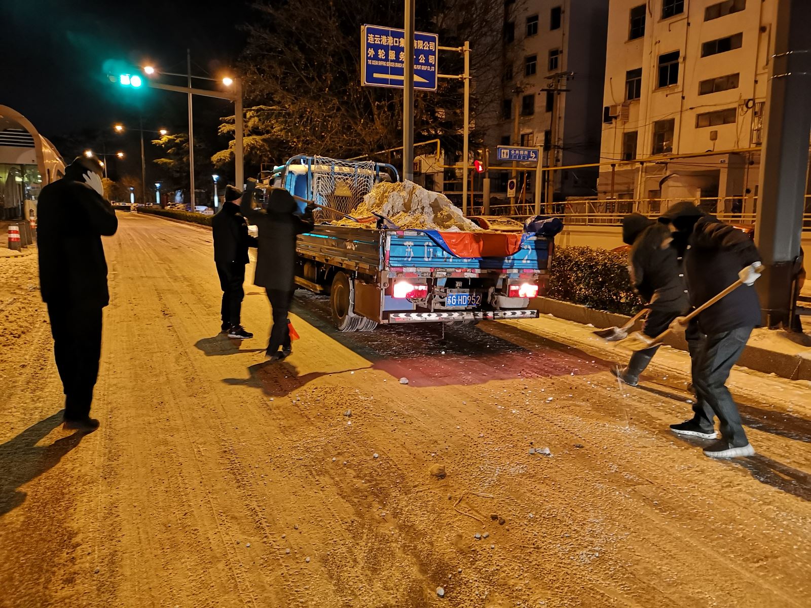 公交集團公交事業(yè)二部持續應對冰雪惡劣天氣