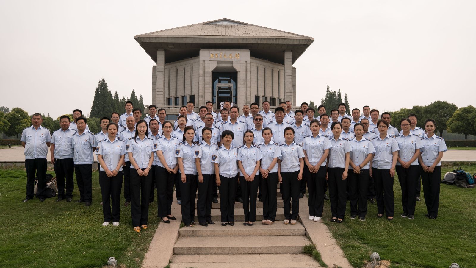 公交集團組織開(kāi)展黨員干部到周恩來(lái)紀念館參觀(guān)學(xué)習活動(dòng)