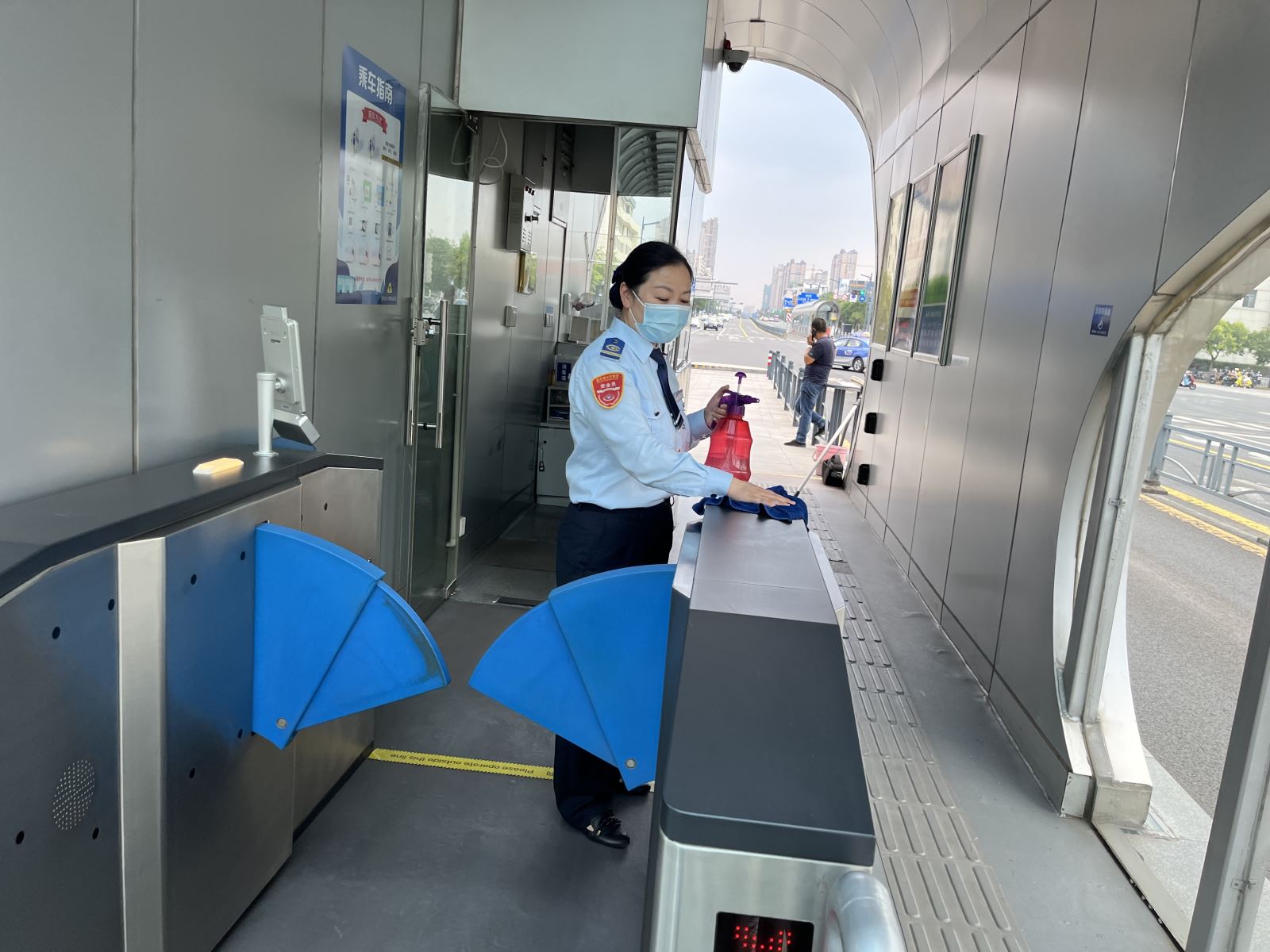 站務(wù)員韓霞幫助乘客找到丟失的錢(qián)包獲感謝