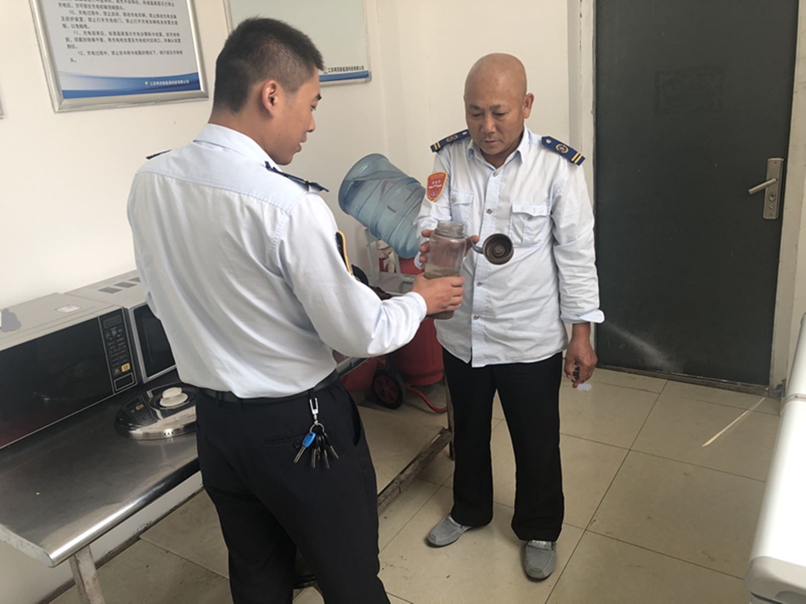 公交集團經(jīng)營(yíng)發(fā)展事業(yè)部開(kāi)展關(guān)愛(ài)職工送清涼活動(dòng)