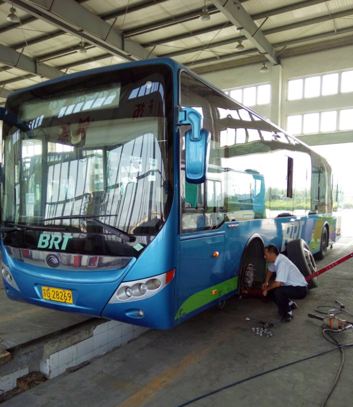 公交快速公司開(kāi)展天然氣車(chē)輛二級維護工作