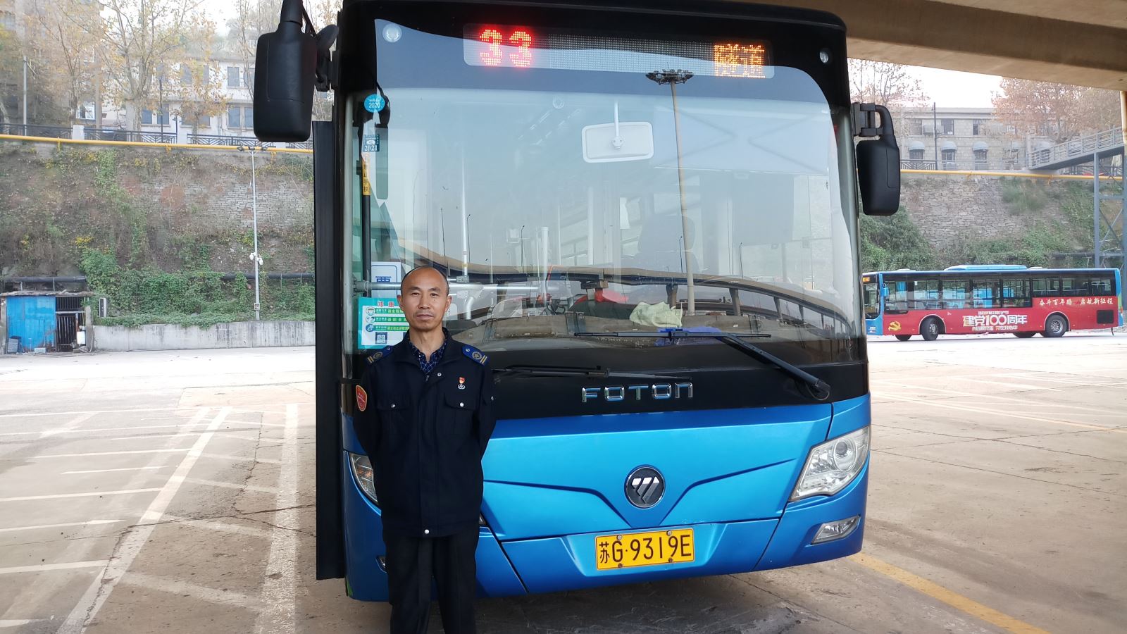 公交集團公交事業(yè)二部33路駕駛員王永軍及時(shí)歸還乘客丟失的手機