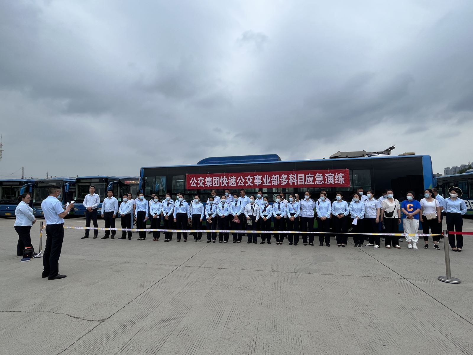 公交集團快速公交事業(yè)部開(kāi)展“多科目應急演練”