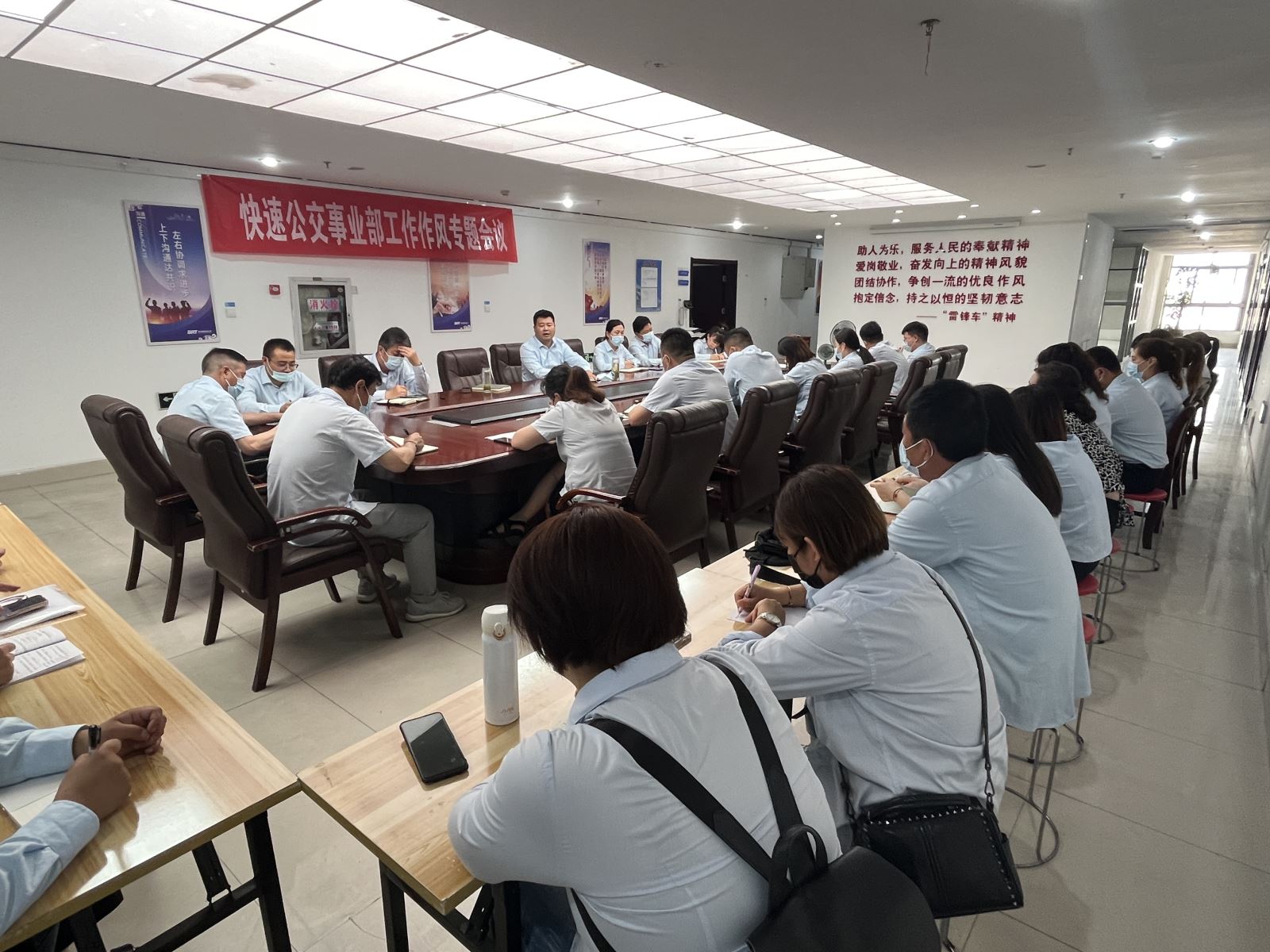 公交集團快速公交事業(yè)部召開(kāi)工作作風(fēng)專(zhuān)題會(huì )議