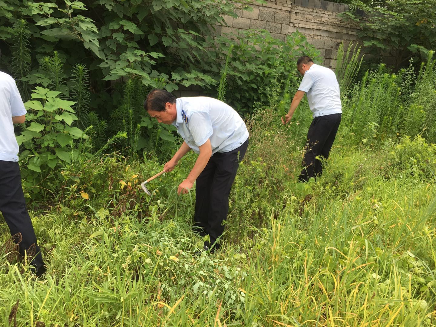 公交集團經(jīng)營(yíng)發(fā)展事業(yè)部開(kāi)展場(chǎng)站衛生清理推進(jìn)創(chuàng  )文工作