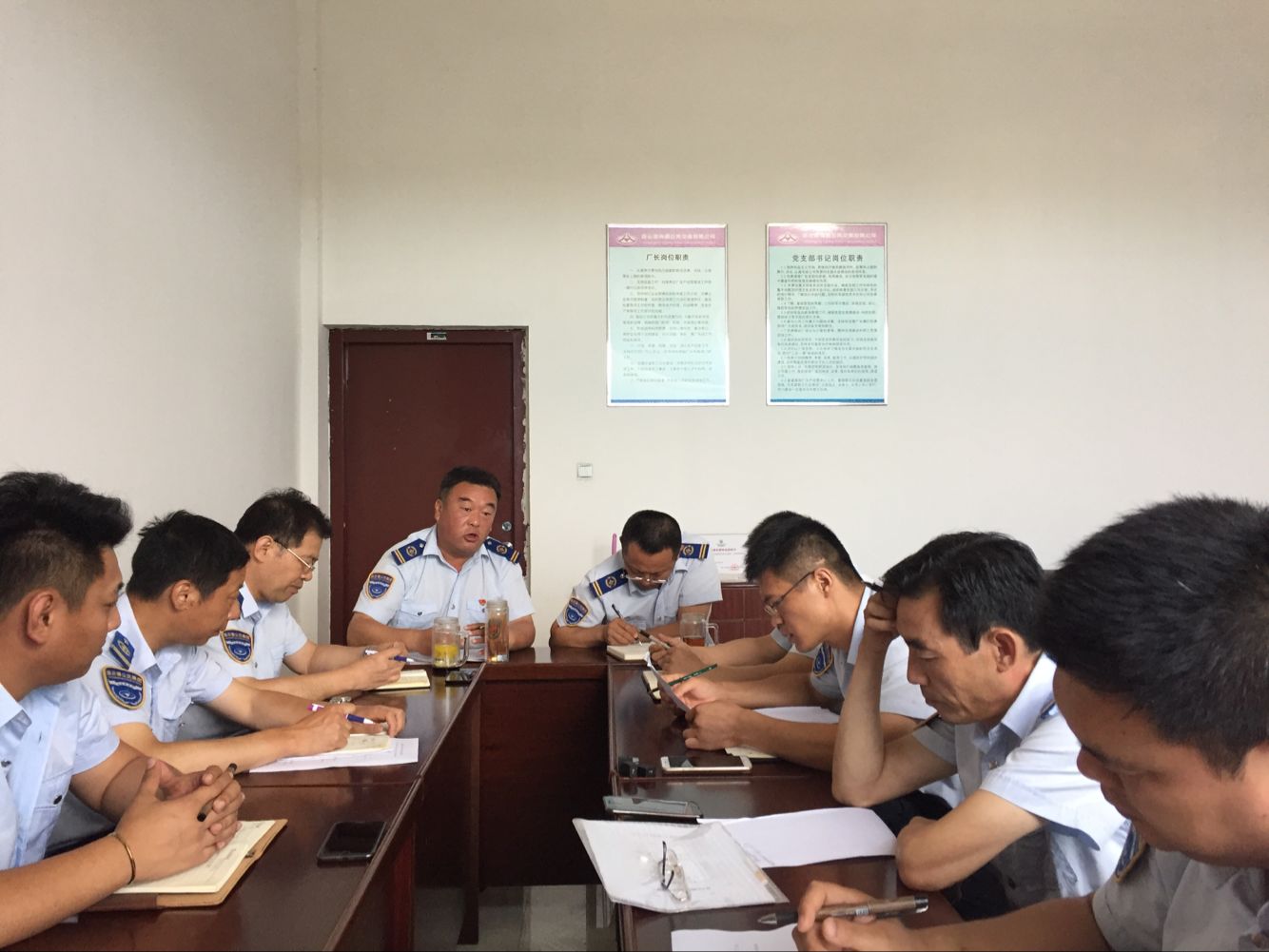 公交汽服公司召開(kāi)“振奮精神強堡壘，頑強拼搏謀跨越”主題黨日座談會(huì )