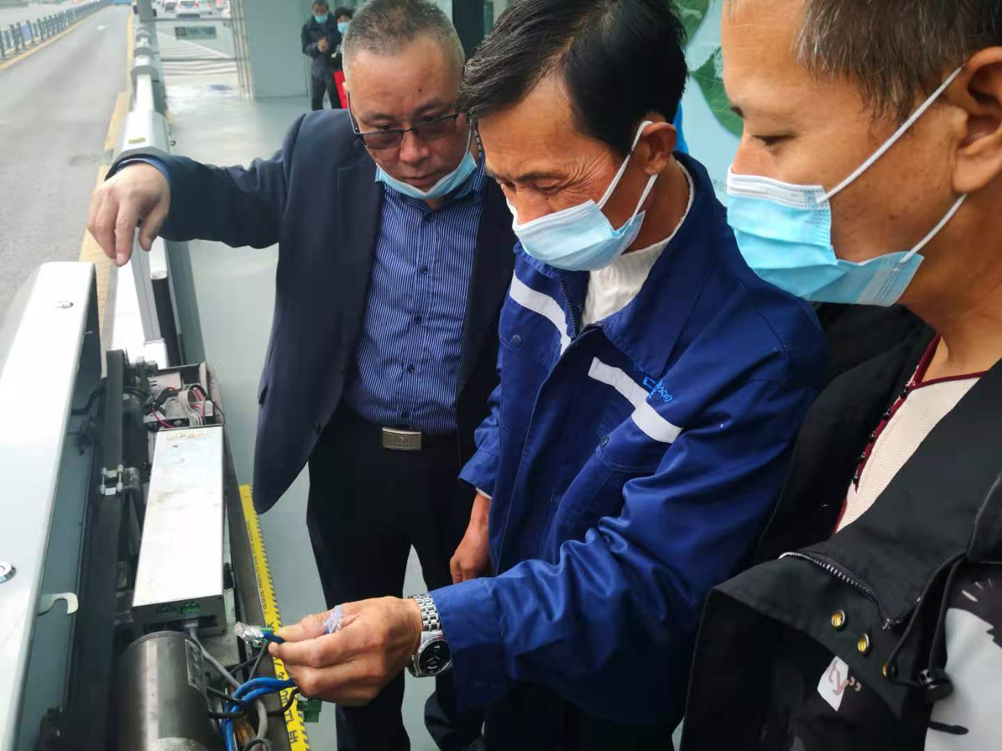 快速公交事業(yè)部對站臺進(jìn)行維護保障乘客安全出行