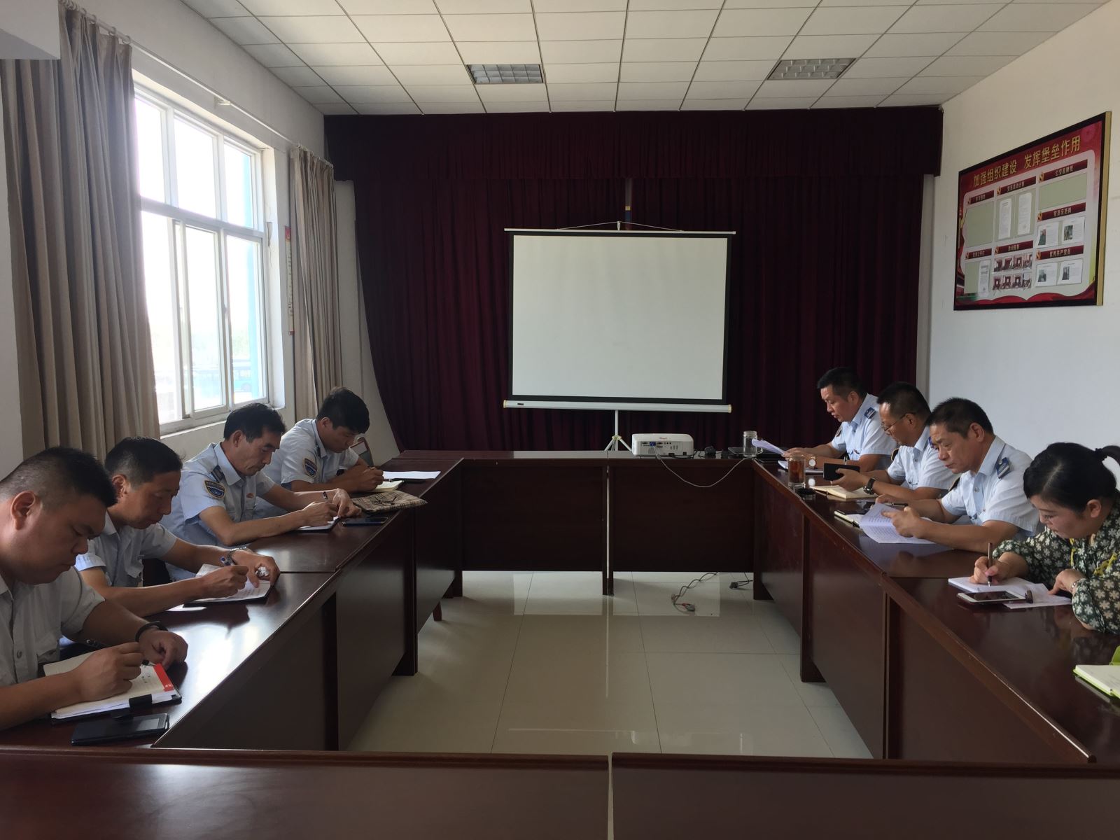 公交集團機務(wù)技術(shù)事業(yè)部開(kāi)展“防風(fēng)險 保安全 迎大慶”工作部署會(huì )