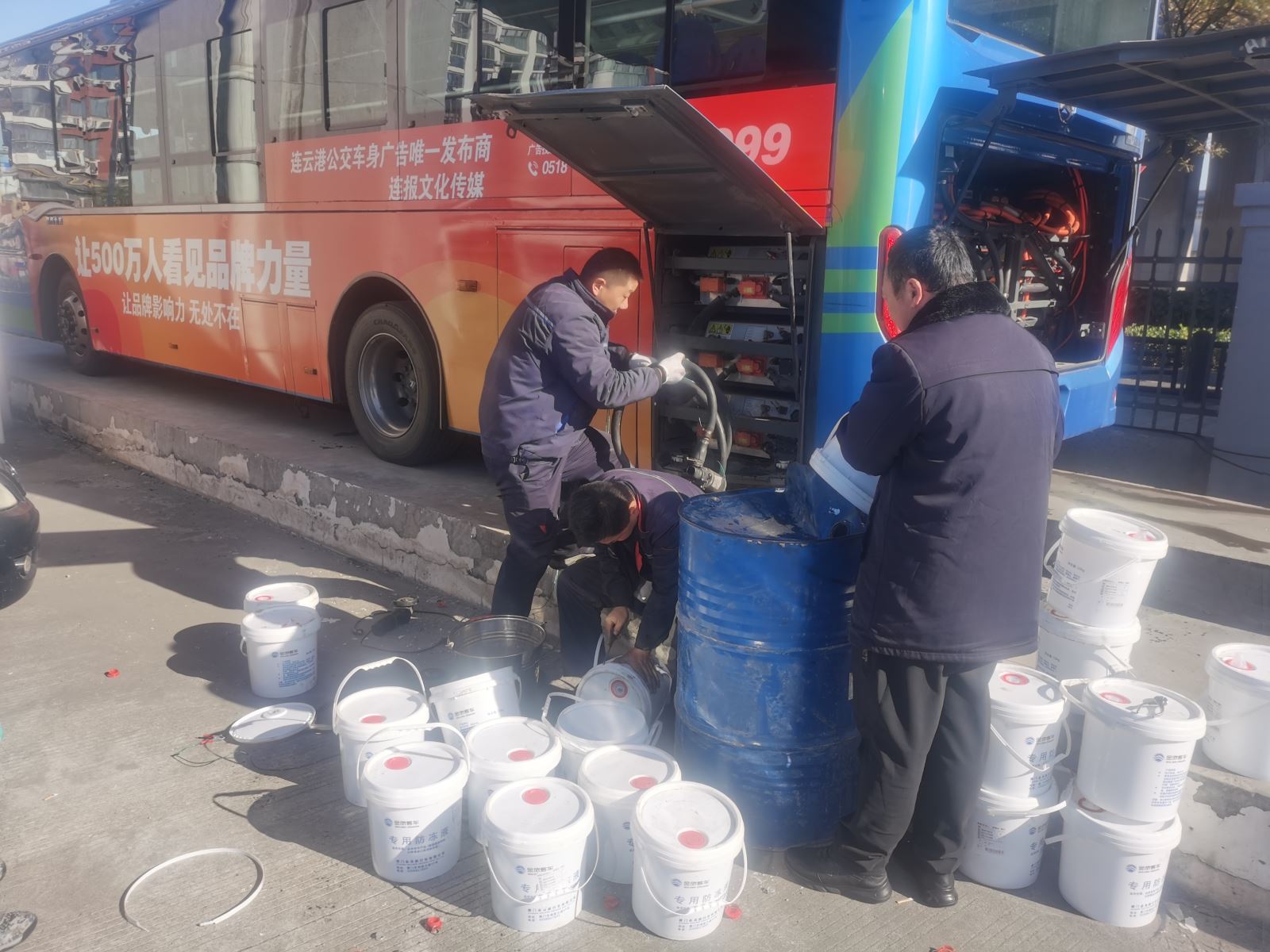 公交集團公交事業(yè)二部開(kāi)展車(chē)輛過(guò)冬準備工作