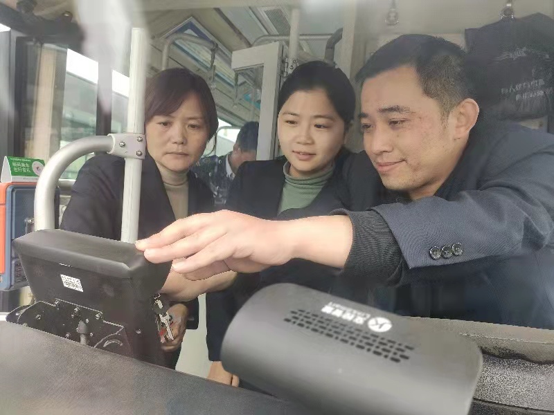 快速公交事業(yè)部調度員開(kāi)展調取車(chē)載硬盤(pán)業(yè)務(wù)培訓