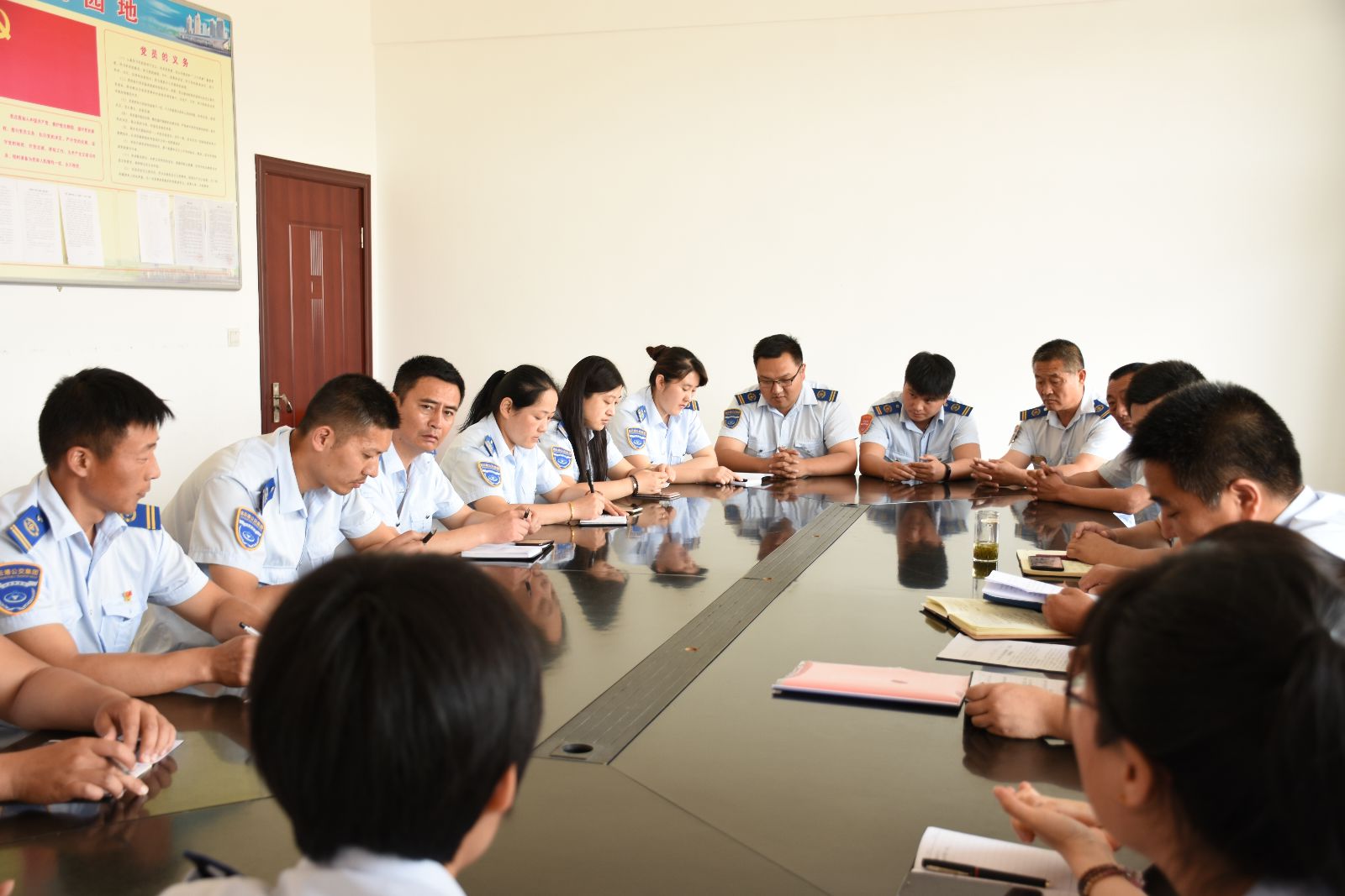 公交集團東部公司召開(kāi)“我與企業(yè)共成長(cháng)”討論會(huì )議