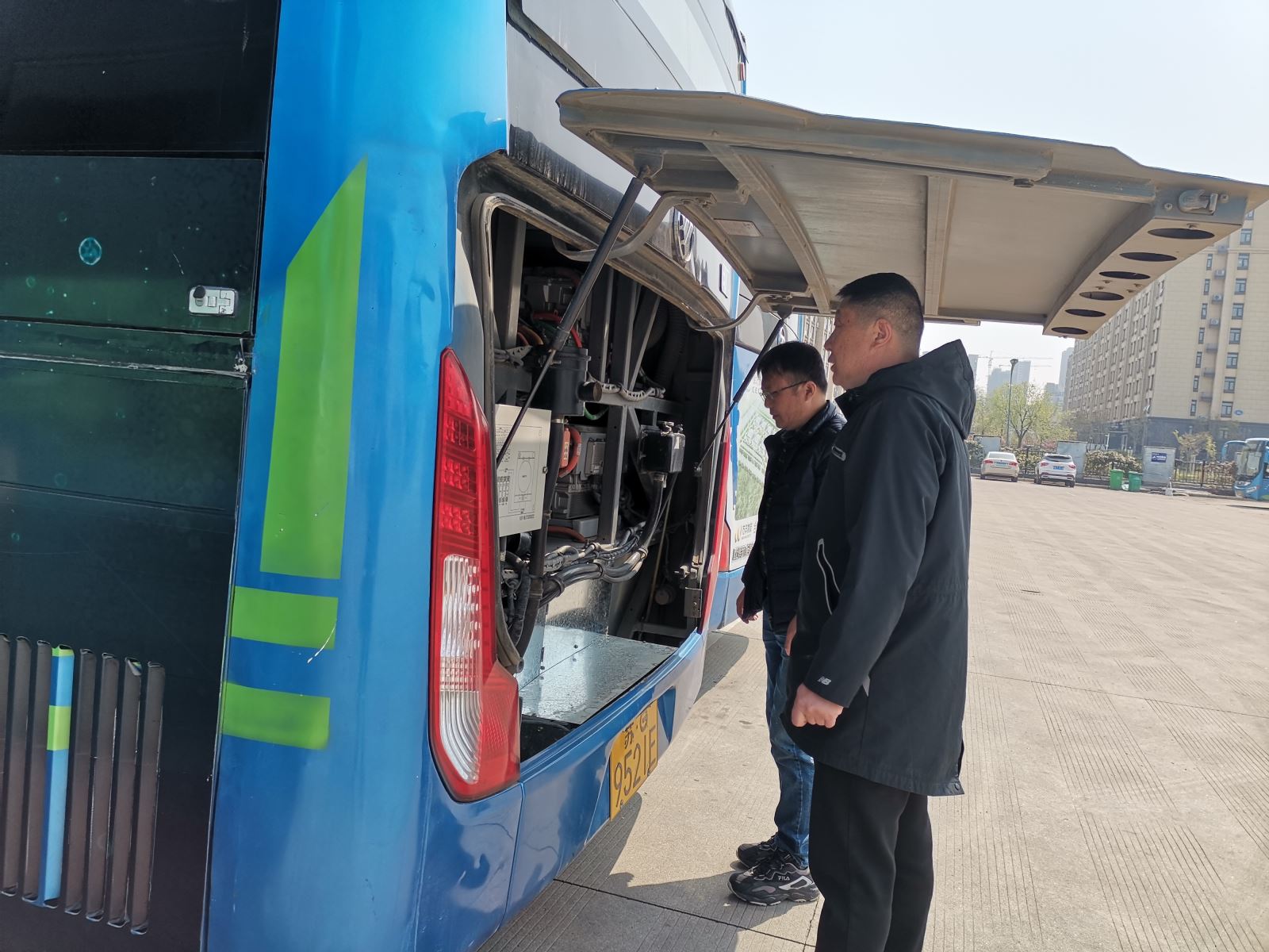 經(jīng)營(yíng)發(fā)展事業(yè)部開(kāi)展電動(dòng)車(chē)電池倉柳絮清理工作