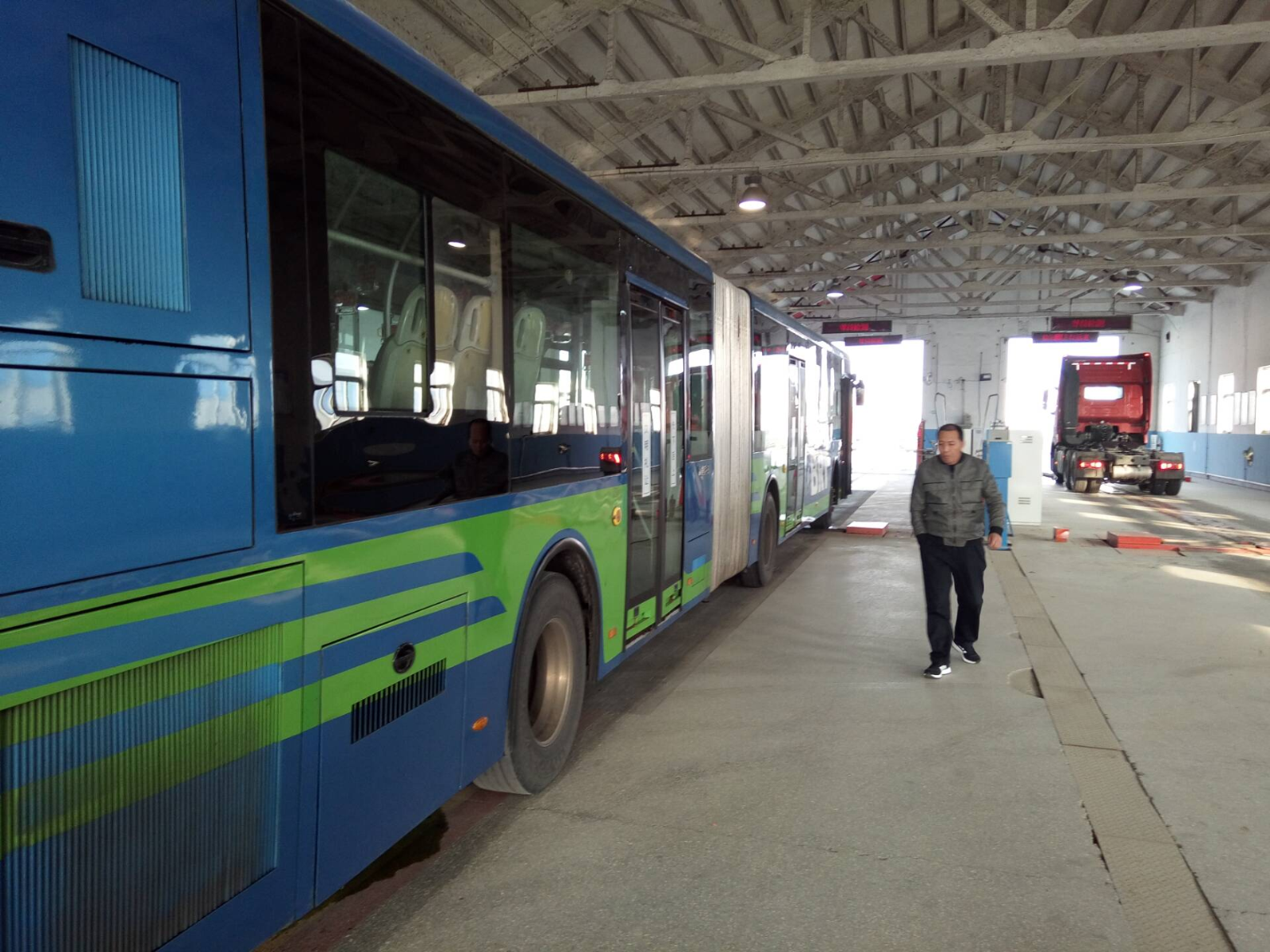 公交集團快速公司做好車(chē)輛“一年兩檢”工作