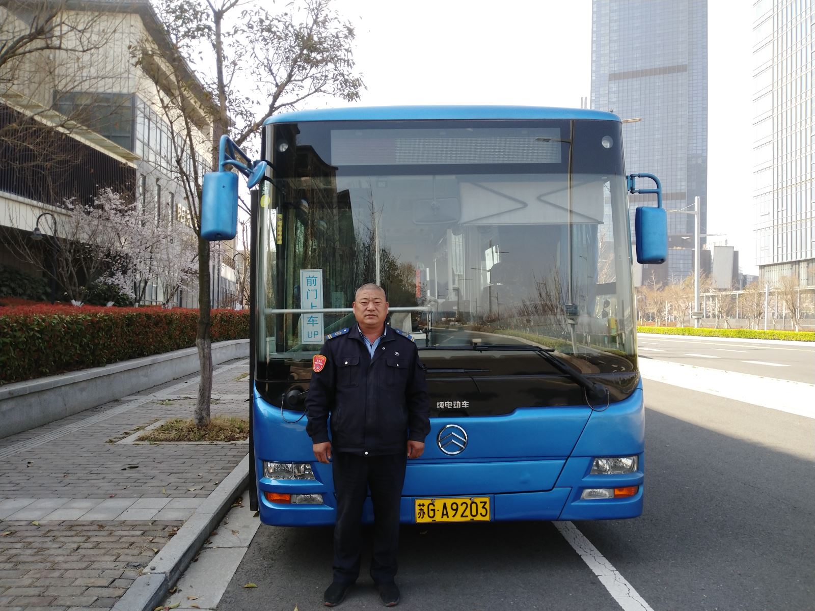 公交事業(yè)二部32路駕駛員陳加桂及時(shí)歸還乘客丟失的包受稱(chēng)贊