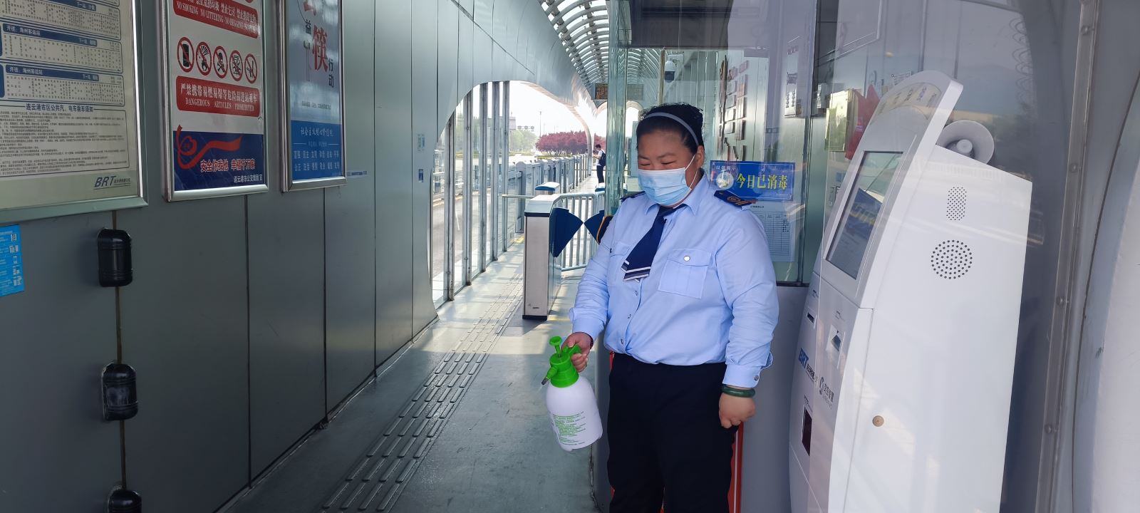 乘客身體不適，站務(wù)員暖心幫助 獲家屬連連道謝