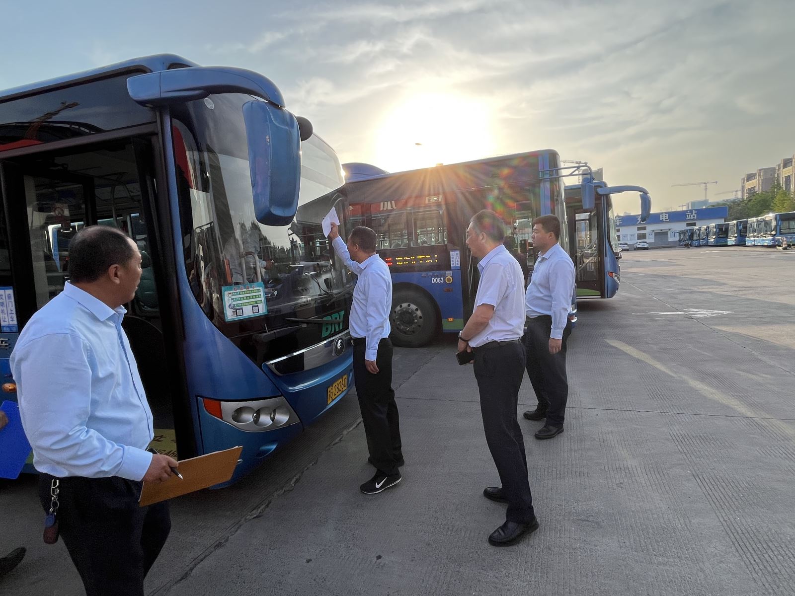 公交集團快速公交事業(yè)部開(kāi)展“安全生產(chǎn)月”綜合大檢查