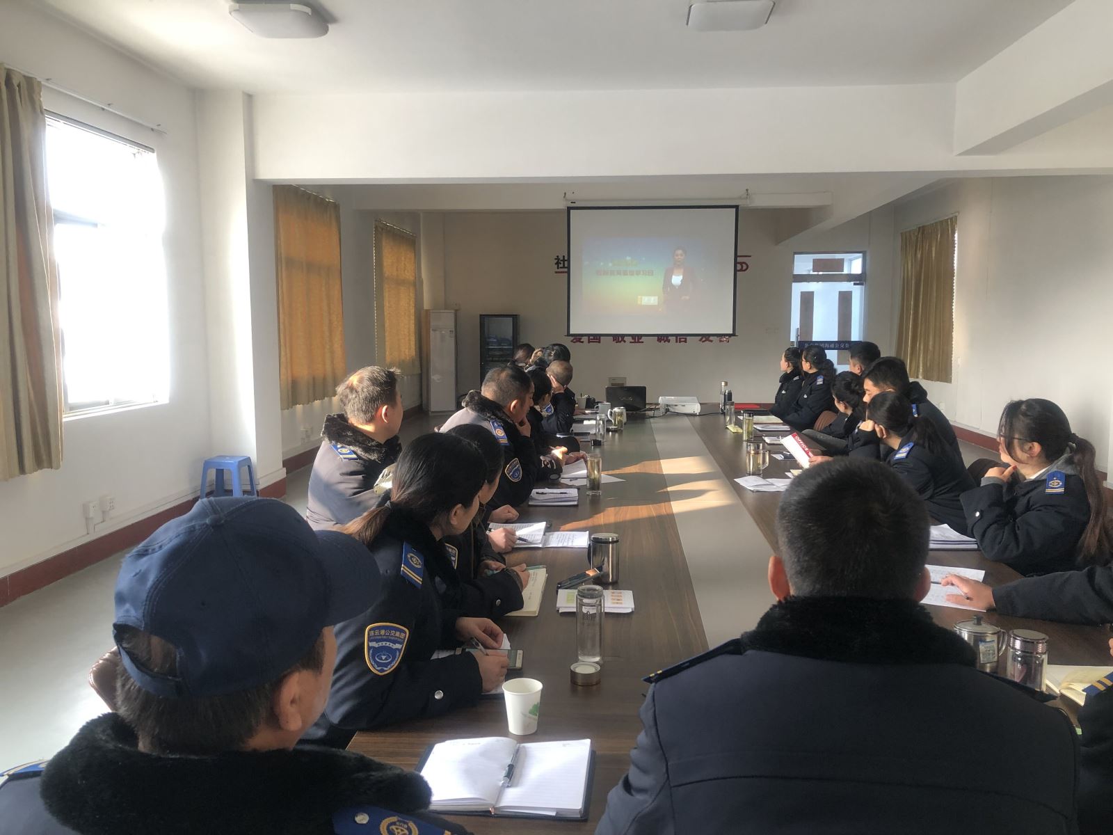 公交集團事業(yè)一部、二部組織觀(guān)看專(zhuān)題片《誕生地》