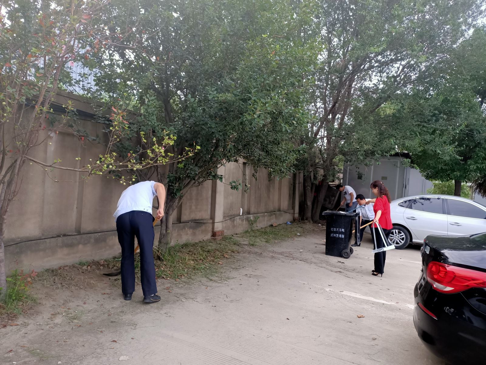 公交集團經(jīng)營(yíng)發(fā)展事業(yè)部開(kāi)展公交場(chǎng)站衛生清潔大行動(dòng) 助力創(chuàng  )文工作