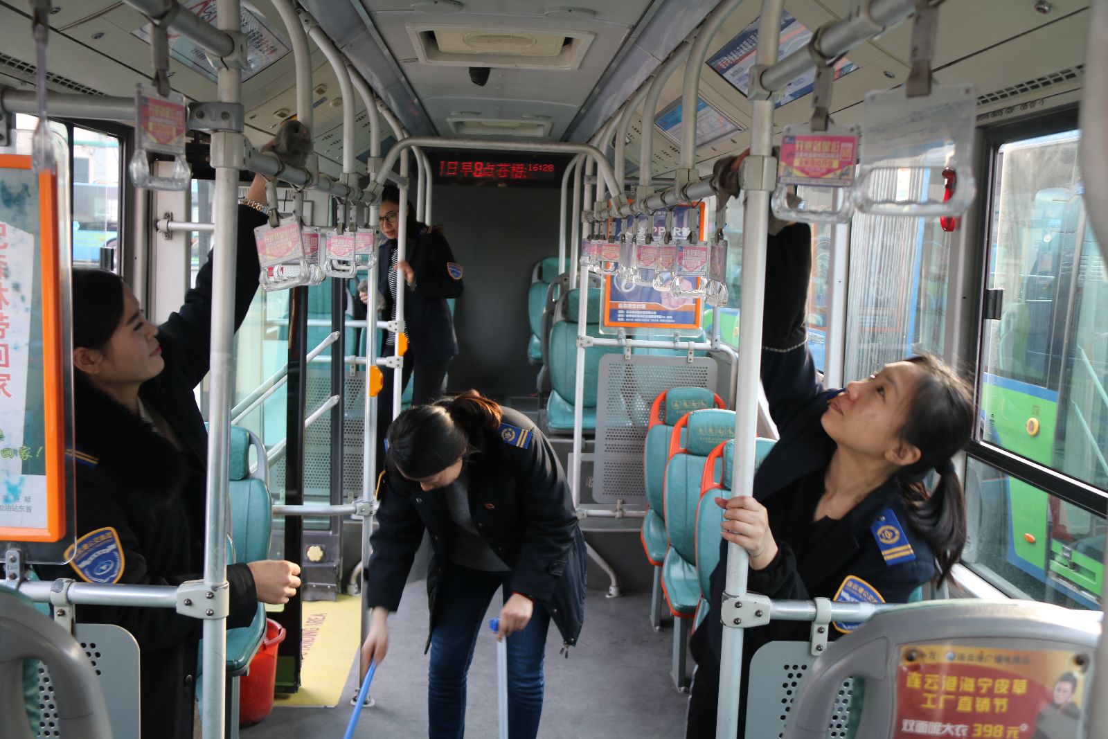 公交快速公司開(kāi)展婦女節“一趟一掃一抹”活動(dòng)