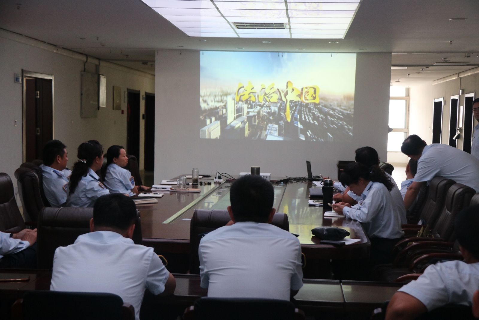 公交集團權屬單位組織學(xué)習觀(guān)看《法治中國》專(zhuān)題片