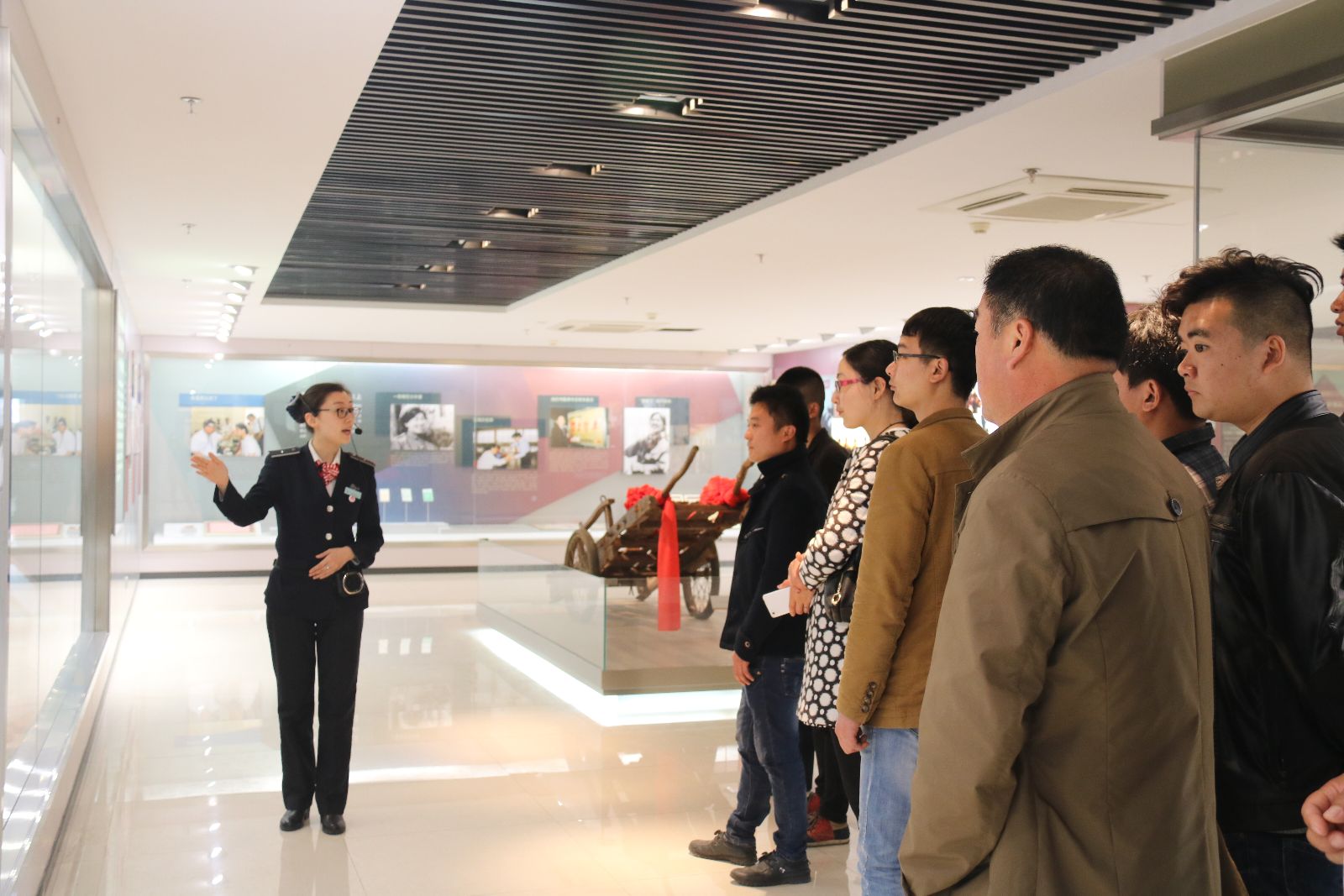 公交大浦廠(chǎng)、維修公司組織干部職工參觀(guān)“雷鋒車(chē)”事跡陳列館