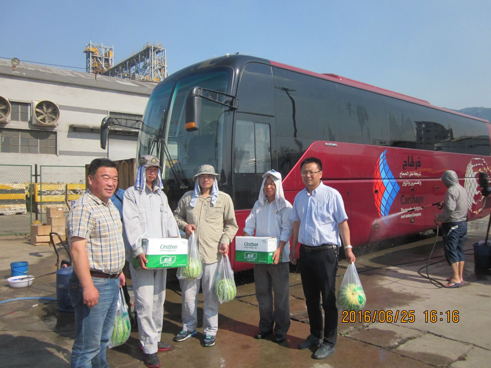 公交大浦廠(chǎng)夏日送清涼 防暑降溫促生產(chǎn)