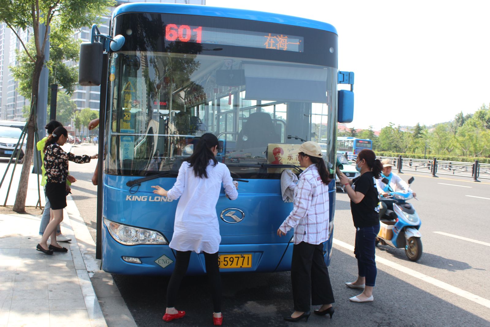 公交東部公司開(kāi)展首末站“一趟一掃一抹”活動(dòng)