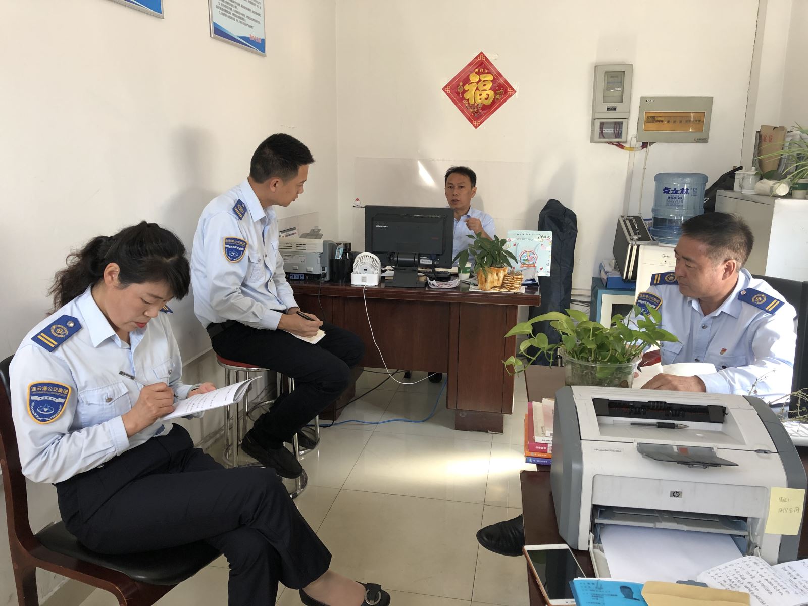 公交集團快速公交事業(yè)部、公交事業(yè)二部、經(jīng)營(yíng)發(fā)展事業(yè)部、機務(wù)技術(shù)事業(yè)部召開(kāi)“國慶”長(cháng)假安全生產(chǎn)專(zhuān)題會(huì )