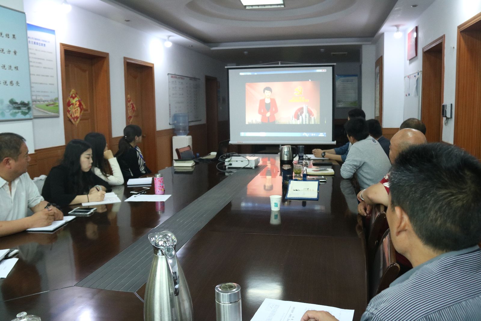 公交新浦公司“固定學(xué)習日”觀(guān)看影片《雨中的樹(shù)》