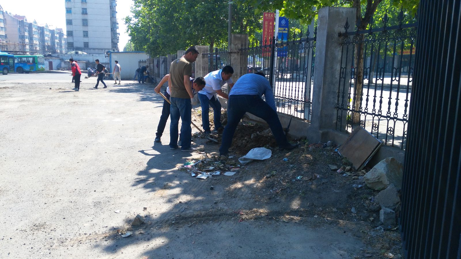 公交東部公司開(kāi)展園丁小區公交場(chǎng)站平整活動(dòng)