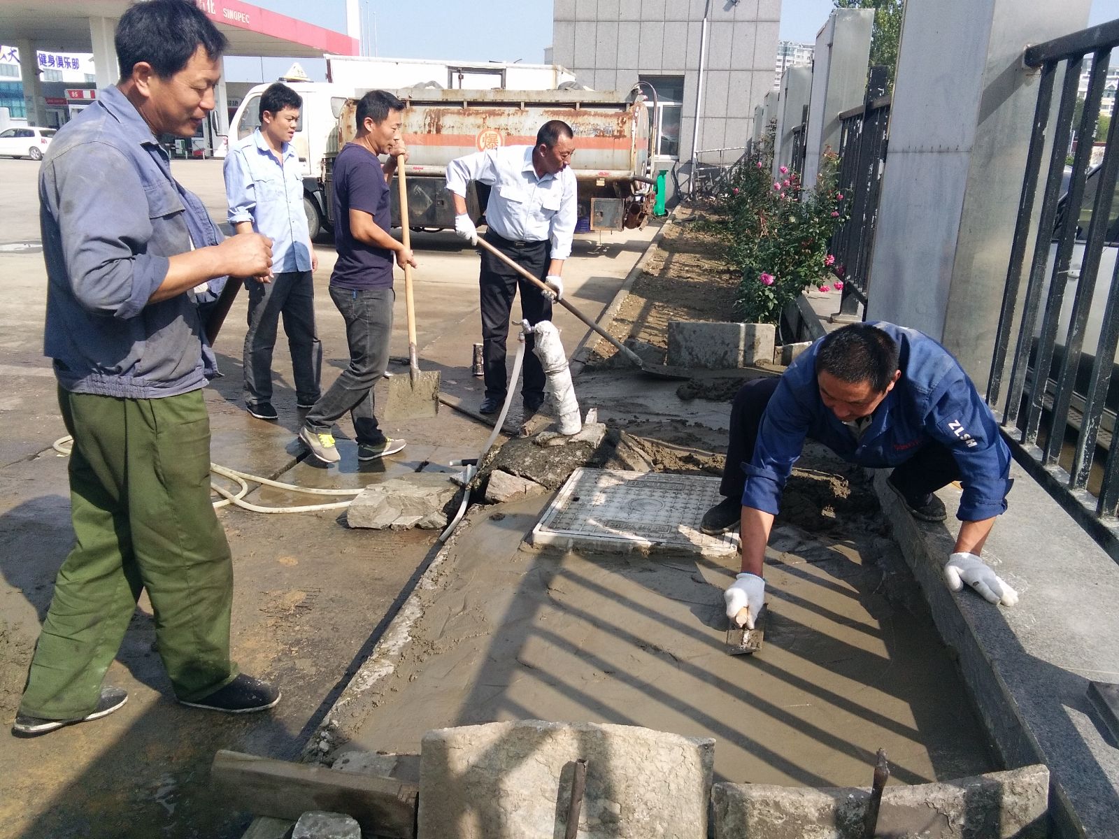 公交東部公司自建清洗水泥臺面 為創(chuàng  )衛助力