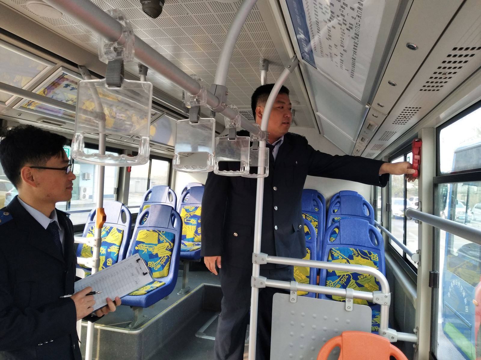 公交集團機務(wù)技術(shù)部開(kāi)展車(chē)輛技術(shù)狀況檢查工作