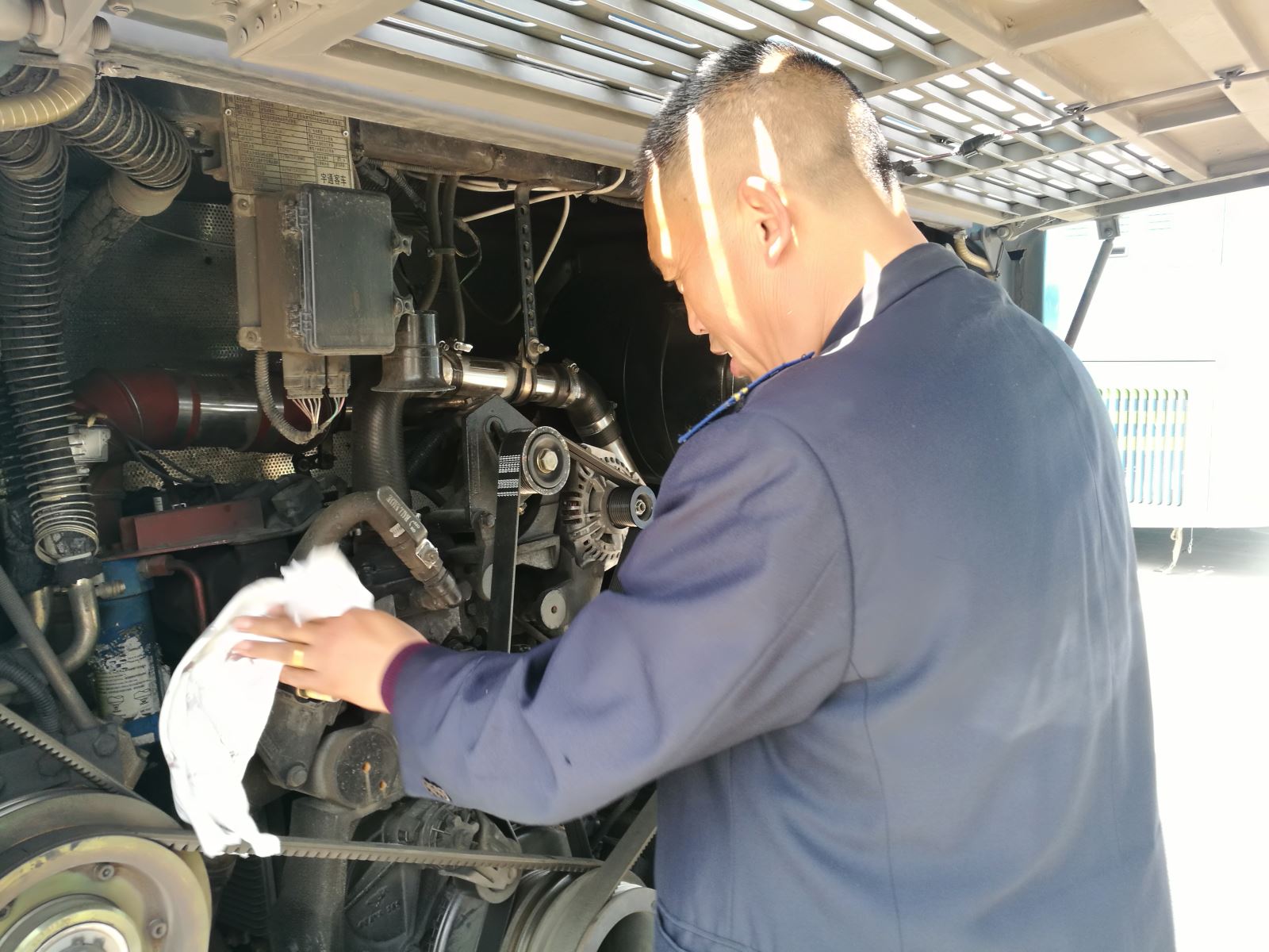 公交集團快速公交事業(yè)部積極做好發(fā)動(dòng)機清洗工作