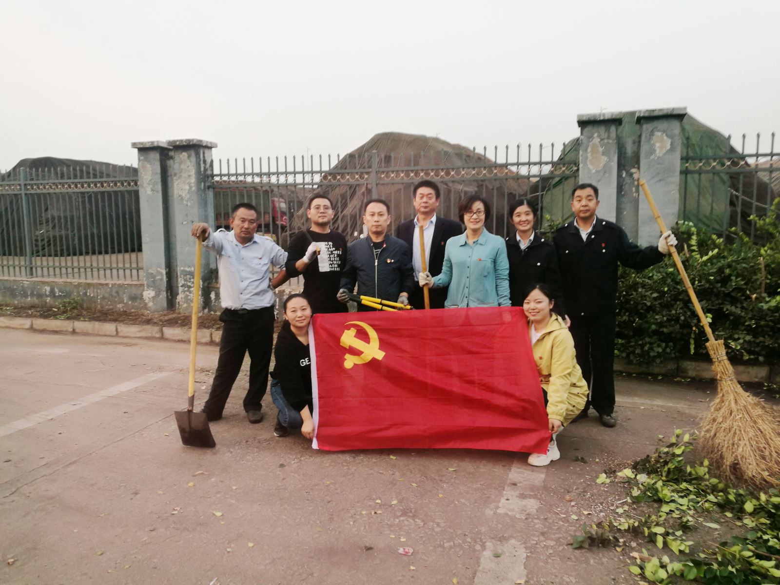 公交集團快速公交事業(yè)部開(kāi)展黨小組活動(dòng)