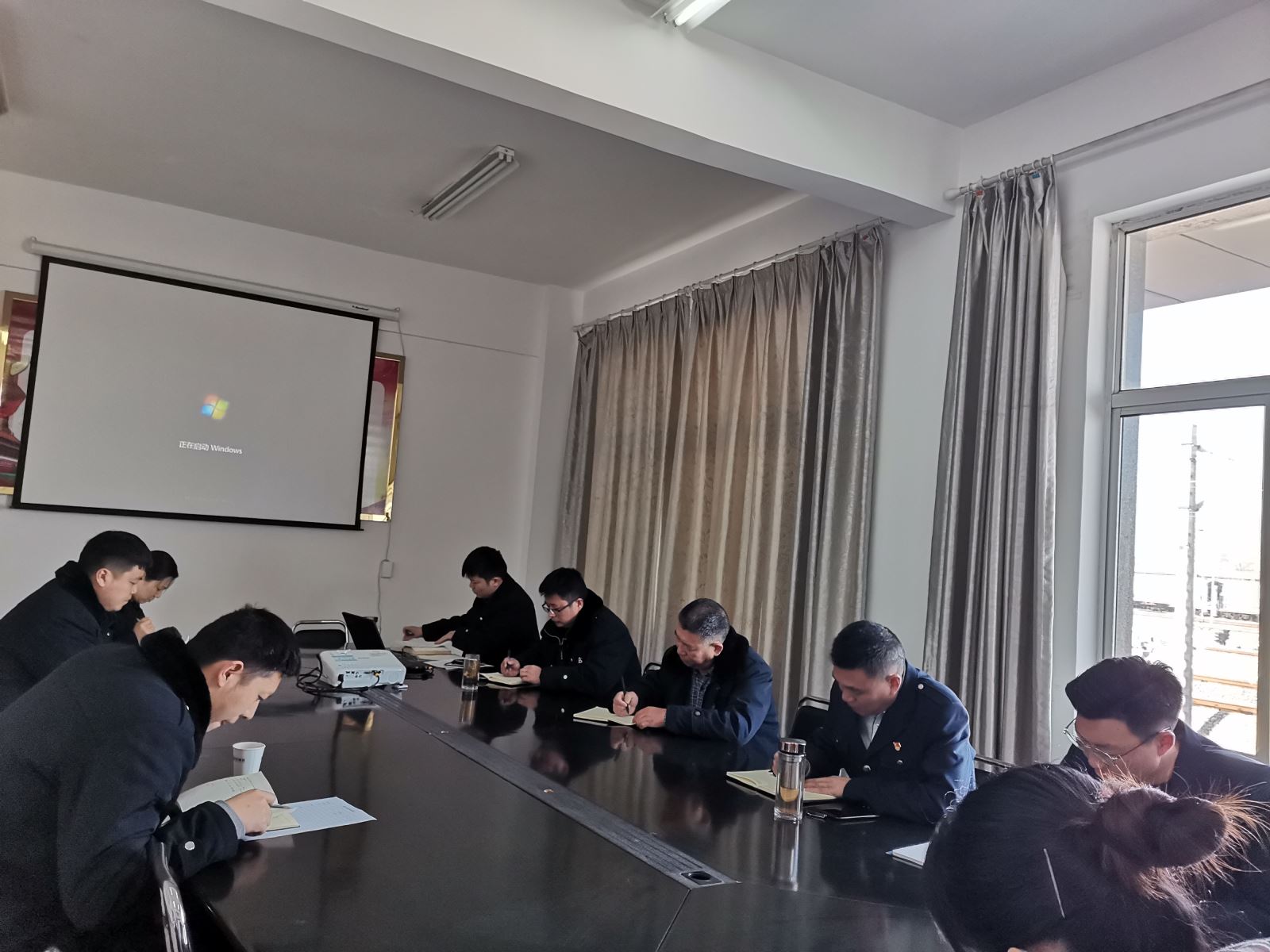 公交事業(yè)二部召開(kāi)安全生產(chǎn)工作專(zhuān)題會(huì )議