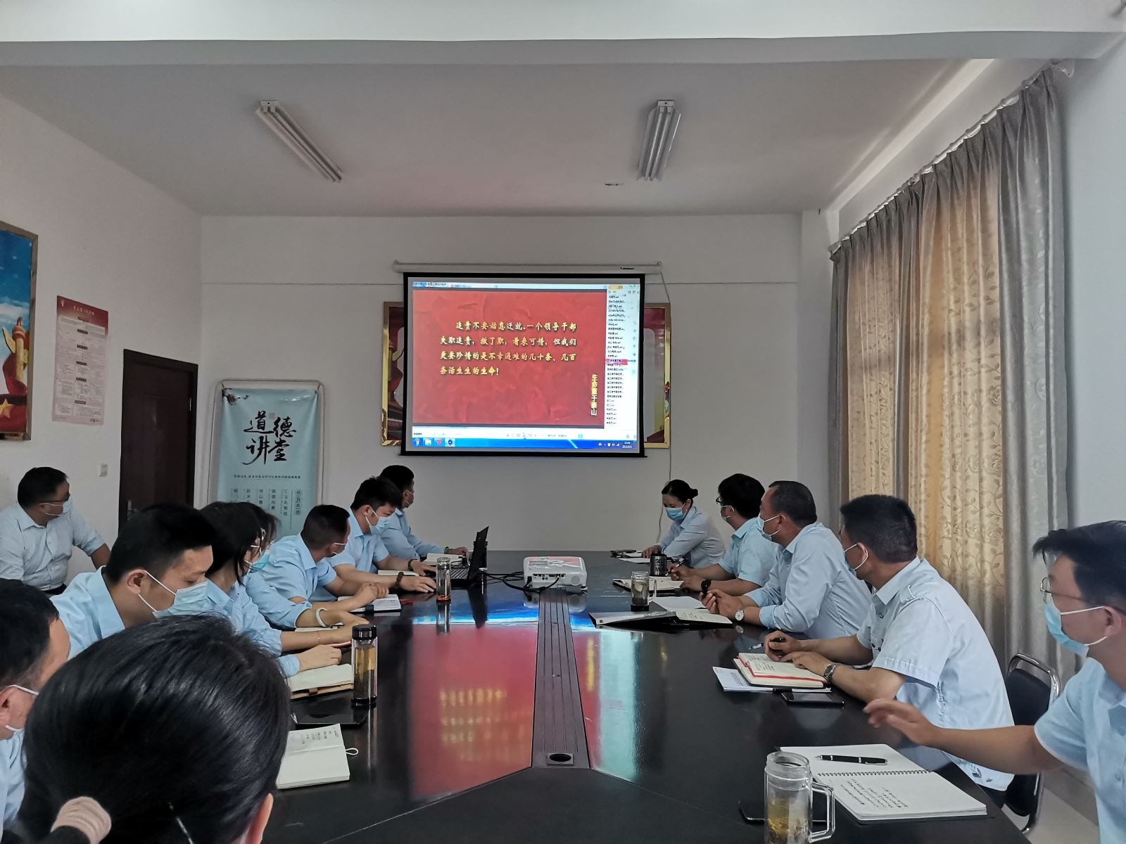 公交集團公交事業(yè)二部組織觀(guān)看學(xué)習《生命重于泰山》專(zhuān)題片