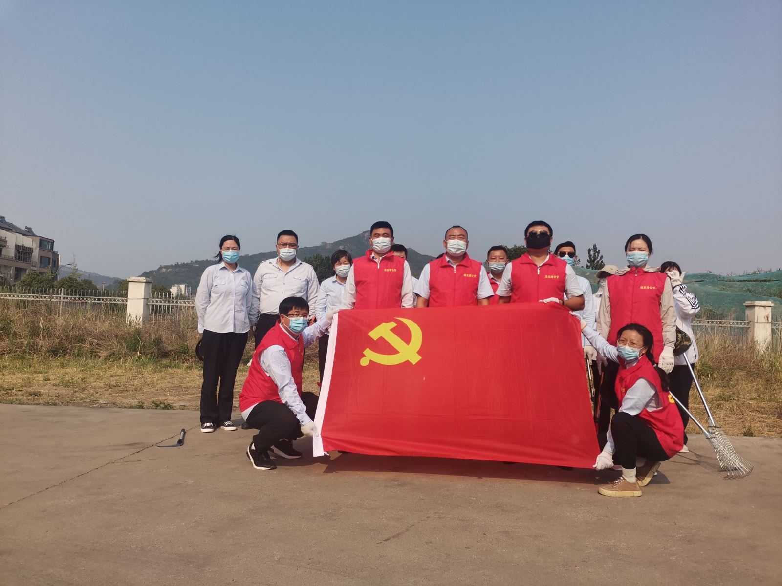 開(kāi)展義務(wù)除草活動(dòng)，積極推進(jìn)創(chuàng  )文工作