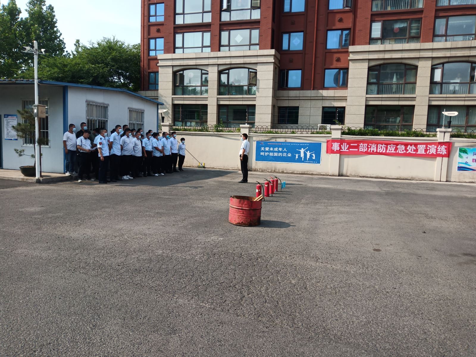 公交事業(yè)二部一分公司組織開(kāi)展停車(chē)場(chǎng)車(chē)輛自燃消防安全演練