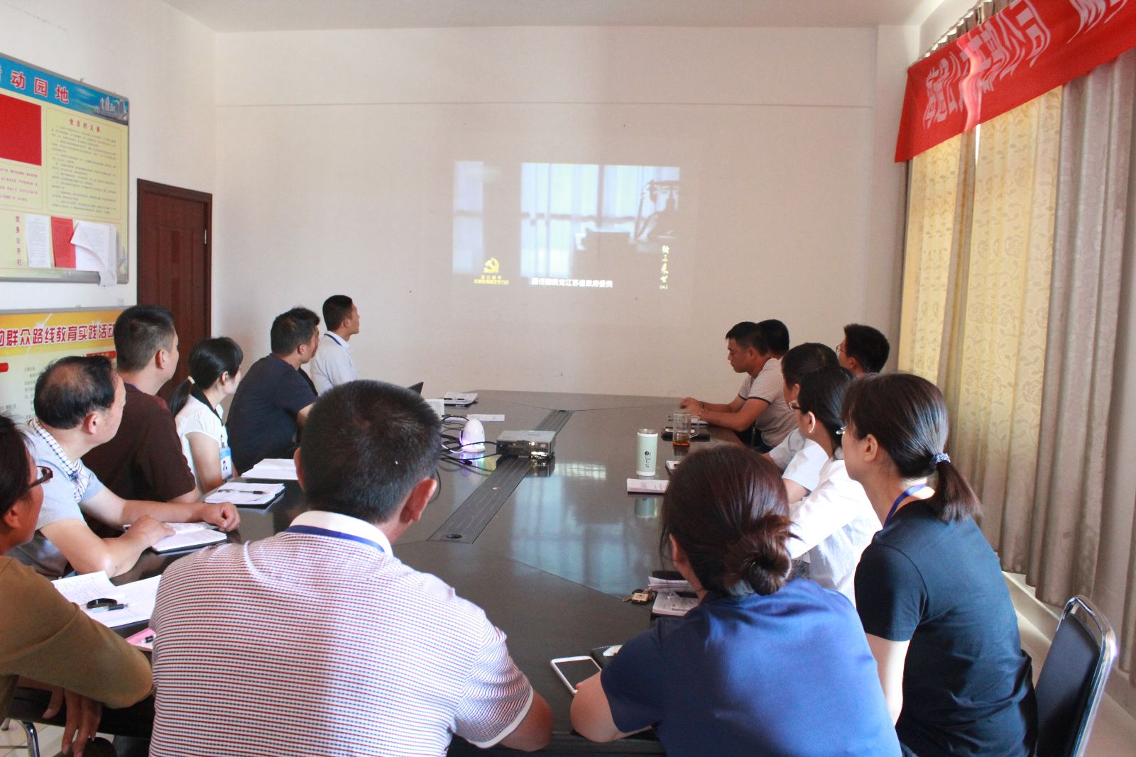 公交東部公司積極組織觀(guān)看專(zhuān)題片《致未來(lái)書(shū)》