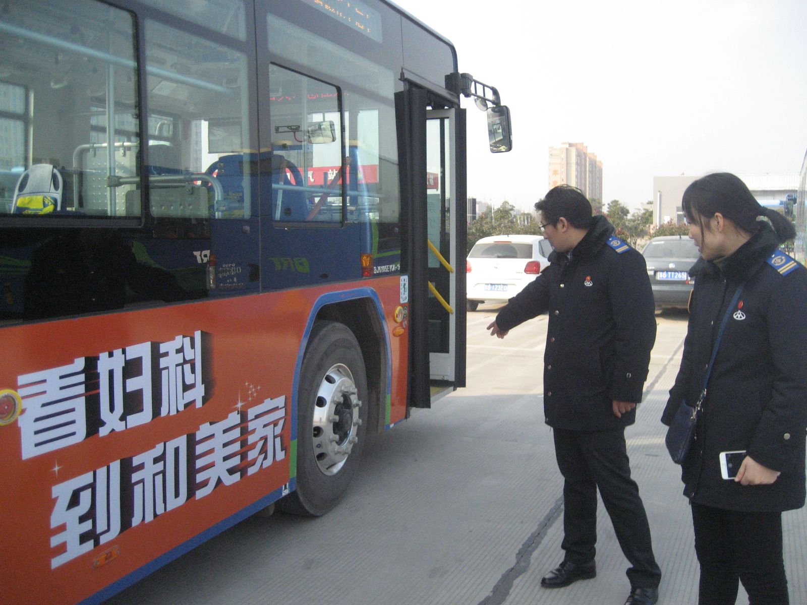 公交傳媒公司開(kāi)展節前車(chē)體廣告檢查工作