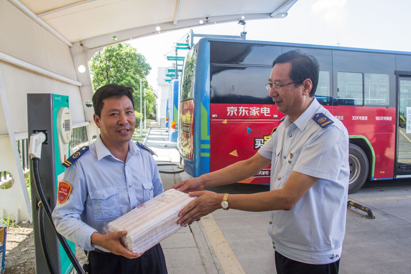 酷暑送清涼  關(guān)愛(ài)沁人心   公交集團為一線(xiàn)員工“送清涼”