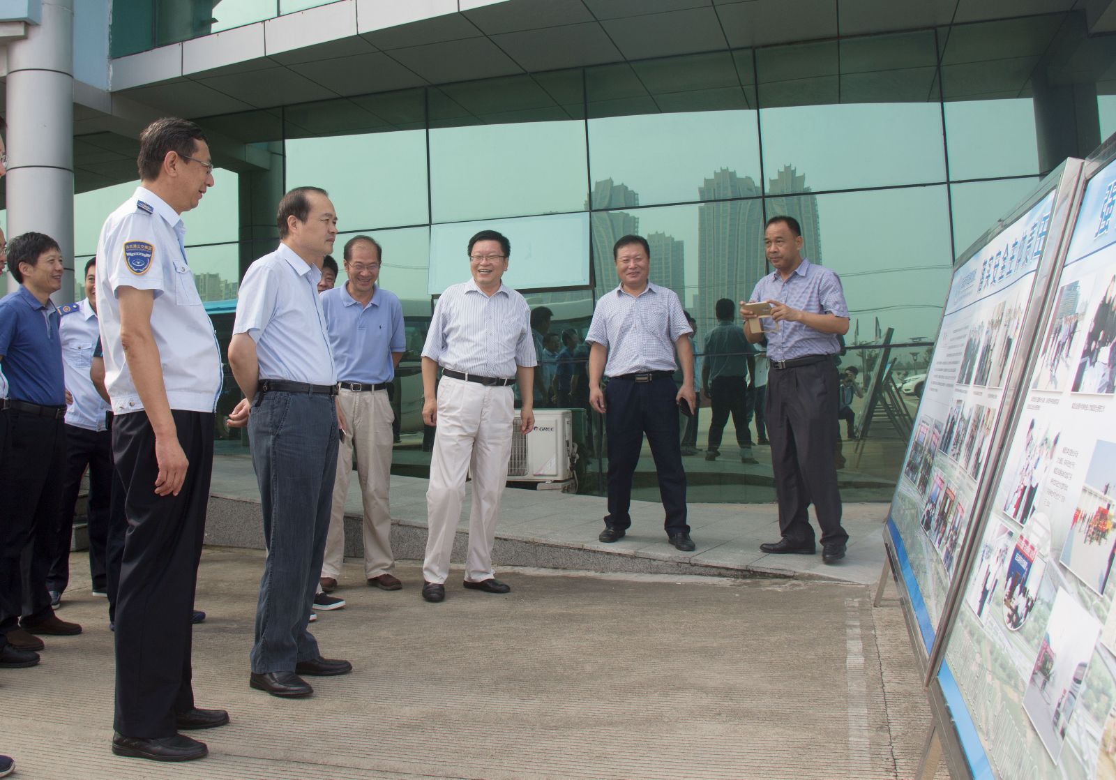 副市長(cháng)尹哲強調研督查公交安全生產(chǎn)工作