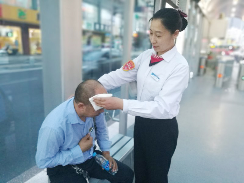 公交集團快速公司站務(wù)員熱心幫助生病老人獲稱(chēng)贊