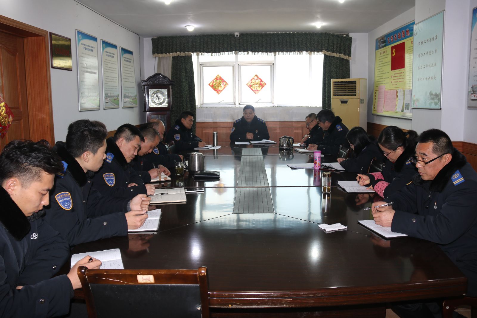 公交新浦公司召開(kāi)安全領(lǐng)導小組會(huì )議