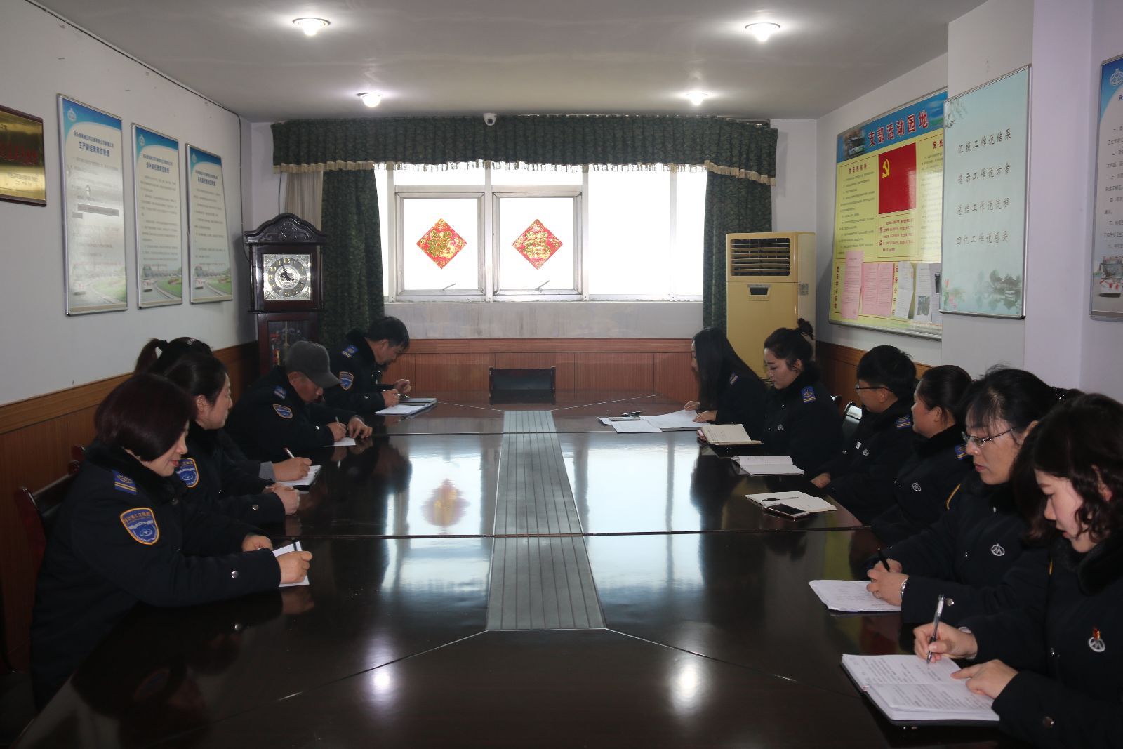 公交新浦公司組織學(xué)習《連云港市公交集團員工考勤及請休假管理規定》